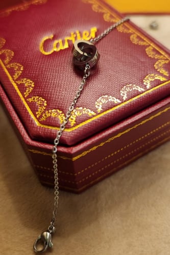 سوارة من ماركة كارتير