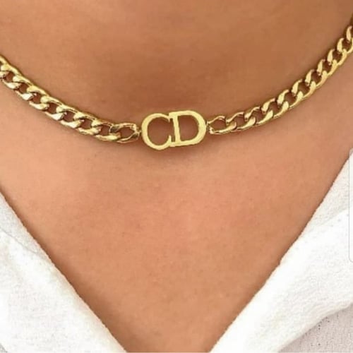 عقد ماركة كريستيان ديور