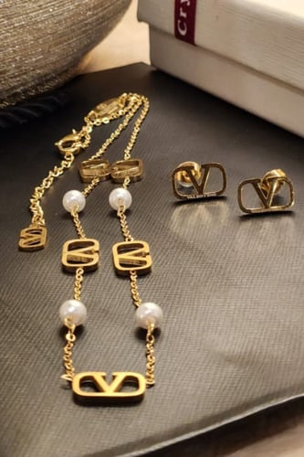 طقم من ماركة فالنتينو