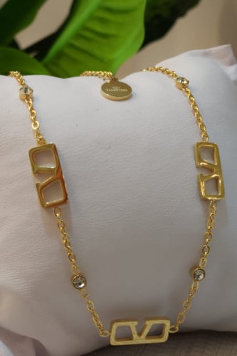 سلسال من ماركة فالنتينو