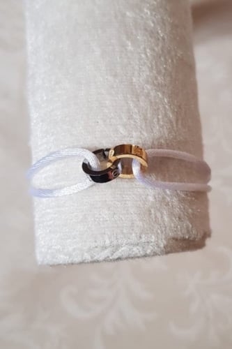 سوارة من ماركة كارتير الخيط