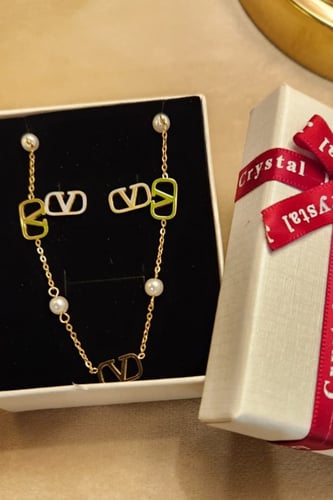 طقم من ماركة فالنتينو