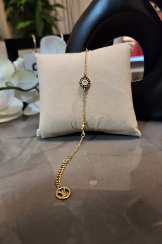 سوارة من ماركة لويس فيتون