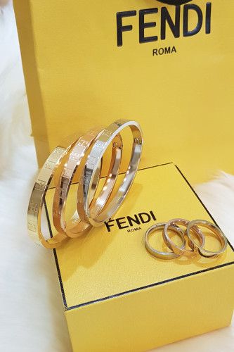 سوارة من ماركة فيندي ثلاث قطع