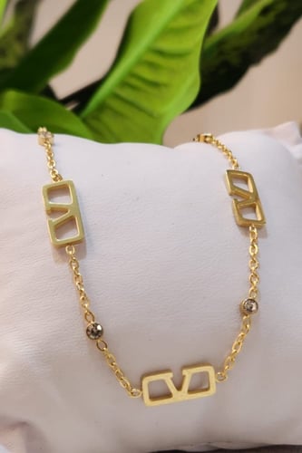 سلسال من ماركة فالنتينو