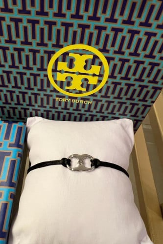 سوارة من ماركة توري بورش