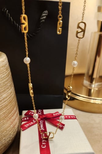 سلسال من ماركة فالنتينو