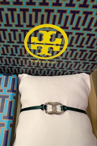 سوارة من ماركة توري بورش