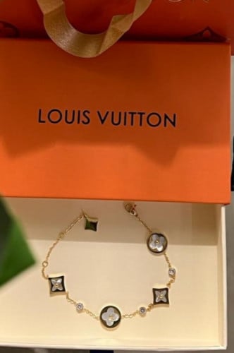 اساور من ماركة لويس فيتون
