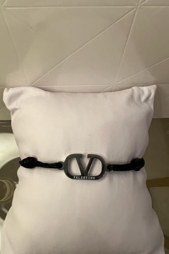 سوارة الخيط من ماركة فالنتينو