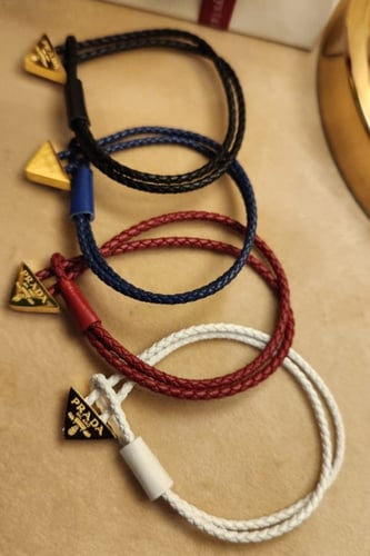 اسوارة برادا جلد