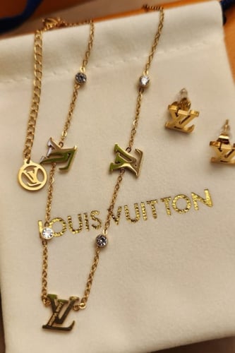 طقم من ماركة لويس فيتون