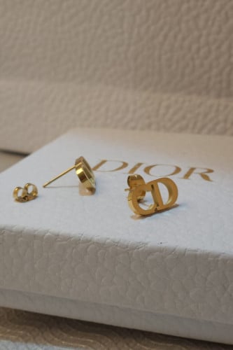 حلق من ماركة كريستيان ديور