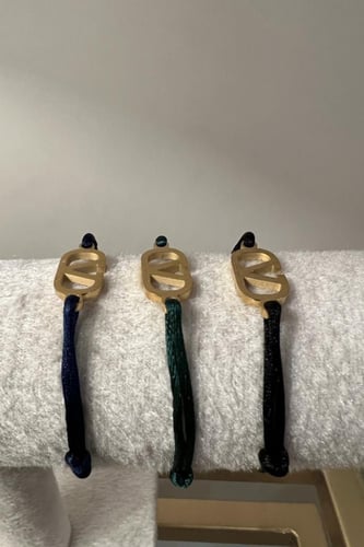 سوارة الخيط من ماركة فالنتينو