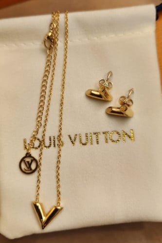 طقم من ماركة لويس فيتون