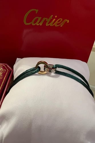 سوارة من ماركة كارتير الخيط