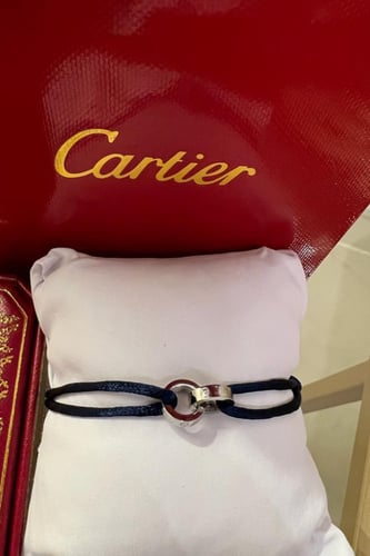 سوارة من ماركة كارتير الخيط