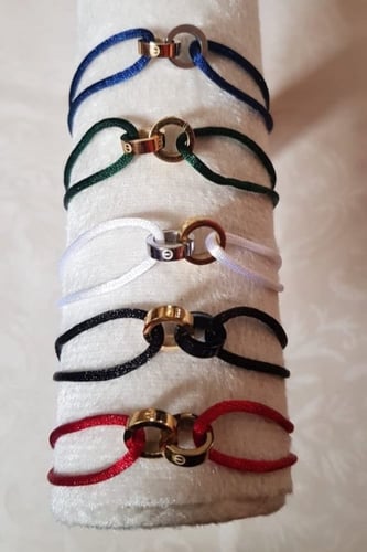 سوارة من ماركة كارتير الخيط