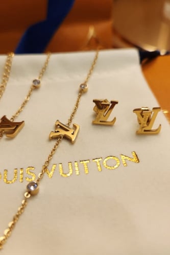 طقم من ماركة لويس فيتون