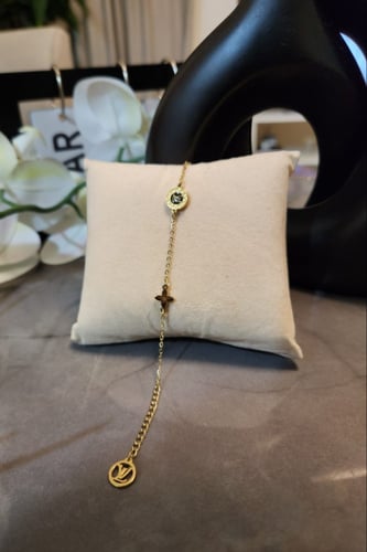 سوارة من ماركة لويس فيتون