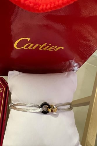 سوارة من ماركة كارتير الخيط