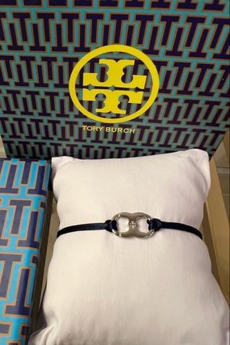 سوارة من ماركة توري بورش