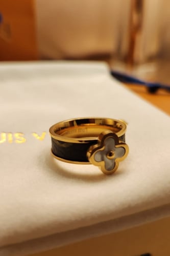 خاتم من ماركة لويس فيتون