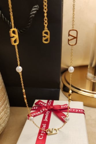 سلسال من ماركة فالنتينو