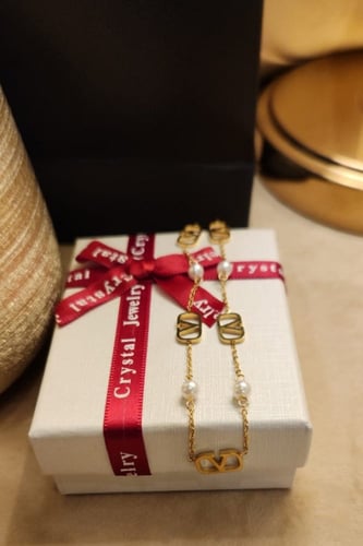 سلسال من ماركة فالنتينو