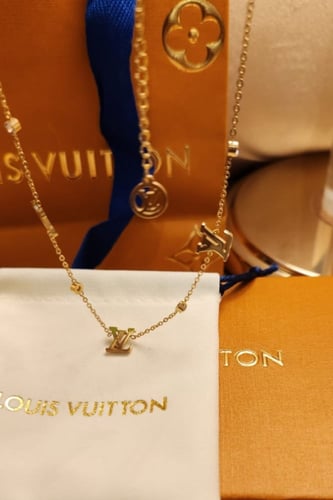 سلسال من ماركة لويس فيتون