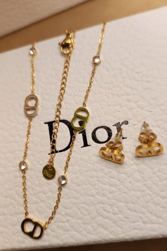 طقم من ماركة ديور