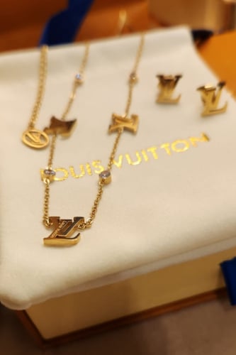 طقم من ماركة لويس فيتون