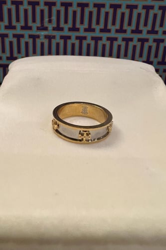 خاتم من ماركة توري بورش