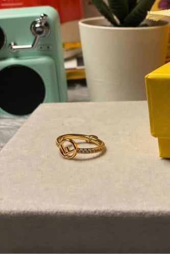 خاتم من ماركة فيندي الجديد