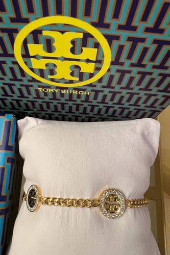 سوارة من ماركة توري بورش