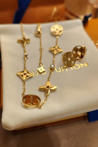 طقم من ماركة لويس فيتون