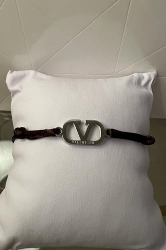 سوارة الخيط من ماركة فالنتينو