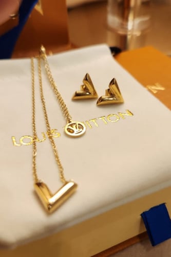 طقم من ماركة لويس فيتون