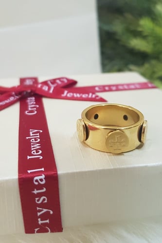 خاتم من ماركة توري بورش