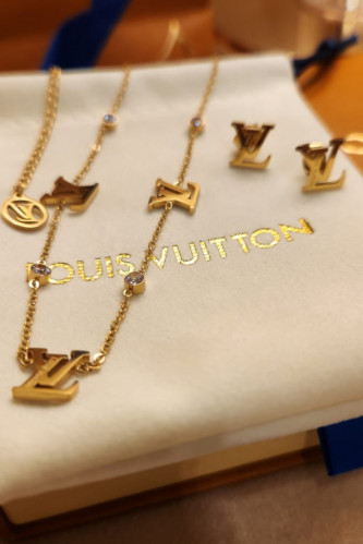 طقم من ماركة لويس فيتون