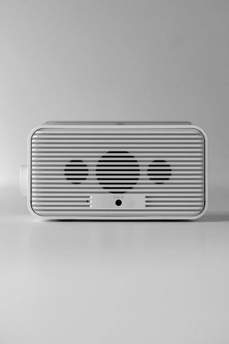 ساعة رقمية Q Clock2 مع شاحن لاسلكي - ابيض