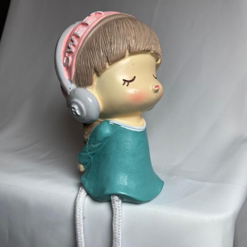 دمية فخار على شكل بنت