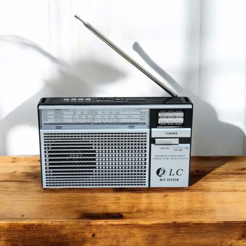 راديو تصميم قديم يشغل محطات الإذاعة.