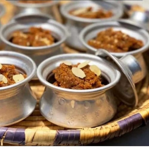 قدر توزيعات معدن منقوش