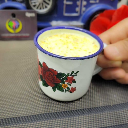 كوب غضار وردة بيد