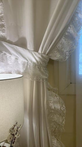 ستاره أطراف دانتيل اللون الأبيض