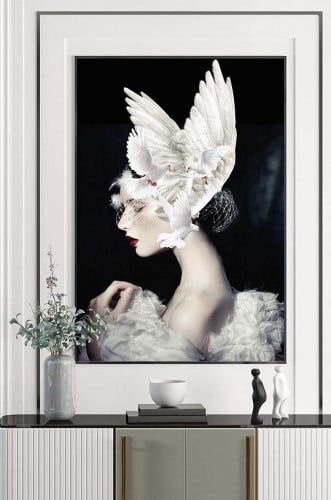 لوحة جدارية فنية للبنات مع طيور وريش