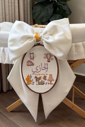 بانر سرير البيبي / ابيض