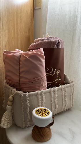 سله طقم نسائي/ غبار الورد