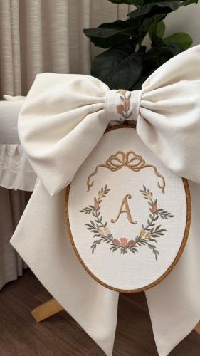 Baby bed banner / caramel